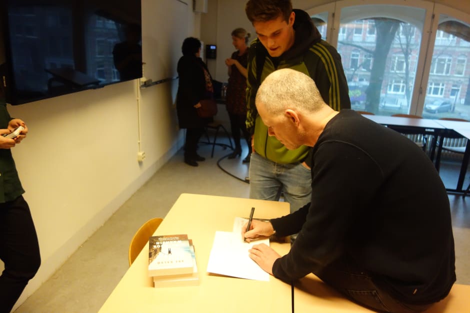 Are Kalvø signeert student Ruben Albstmeijers exemplaar van De outdoorwaanzin
